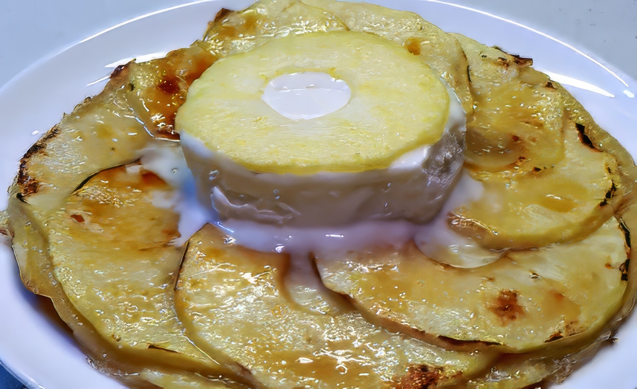 Яблочный тарт с карамельным мороженым