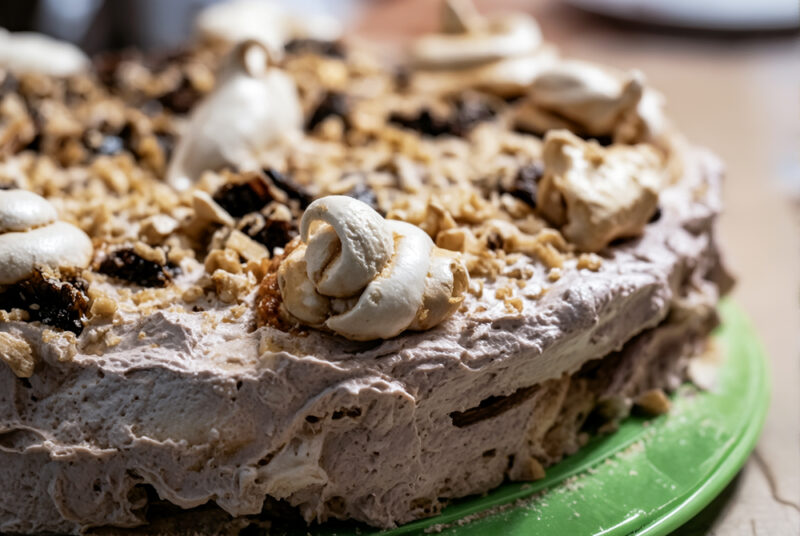 Меренговый торт с орехами и черносливом (“Графские развалины”)