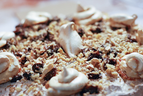 Меренговый торт с орехами и черносливом (“Графские развалины”)