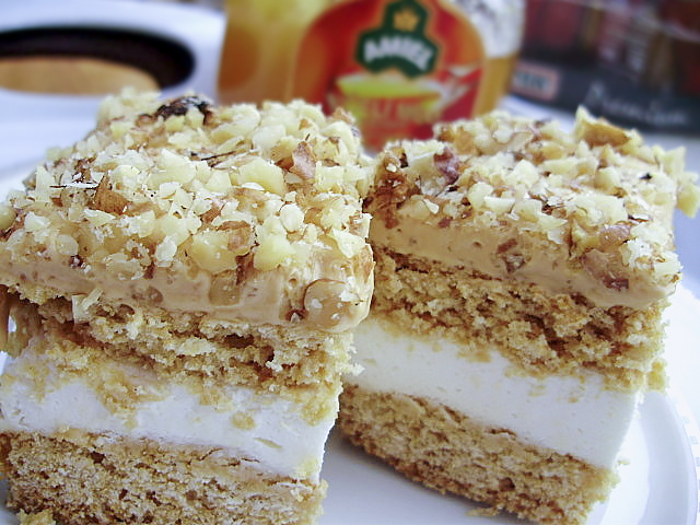 Медовый торт со сливочным муссом и кремом из вареной сгущенки