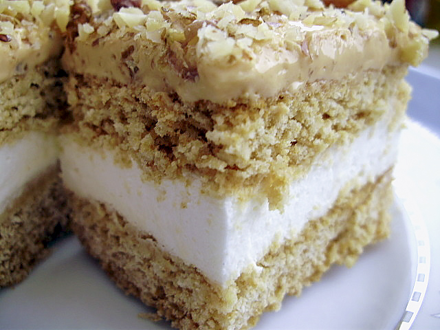 Медовый торт со сливочным муссом и кремом из вареной сгущенки