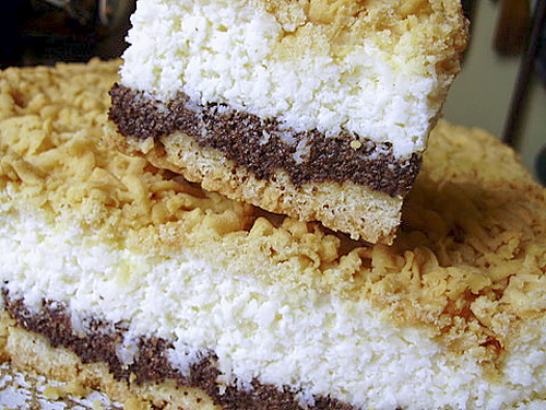 Пирог на йогурте с маком и кокосом