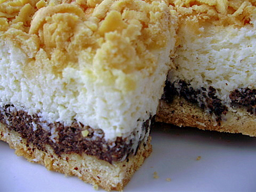 Пирог на йогурте с маком и кокосом