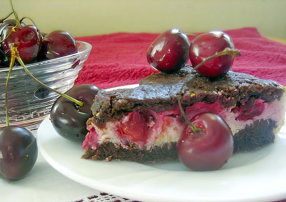 Шоколадно-творожный пирог с вишней