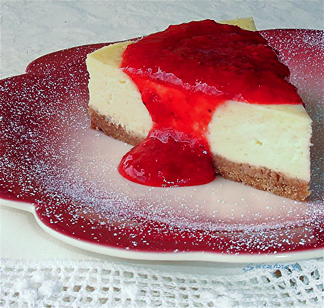 Чизкейк с ягодным соусом