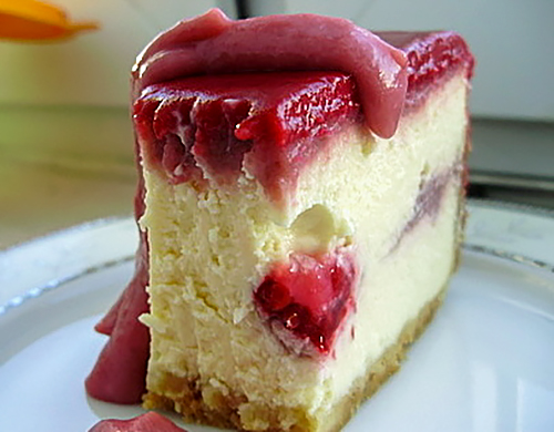 Чизкейк с малиновым курдом и ганашом