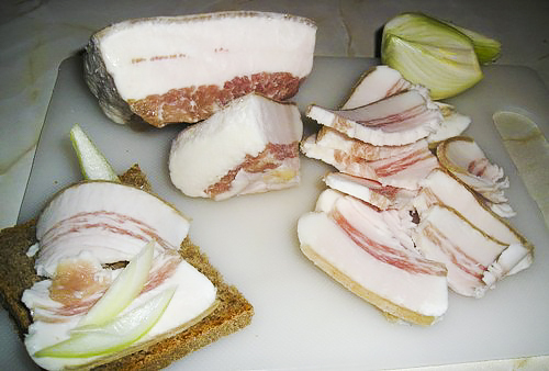 Сало, засоленное с чесноком