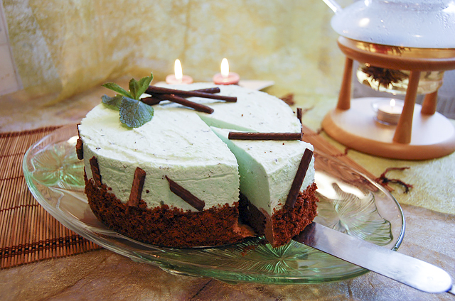 Шоколадный торт с мятным муссом