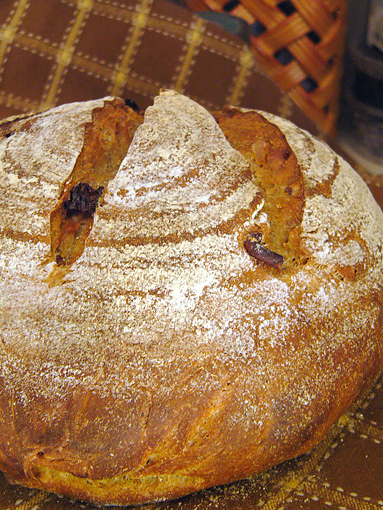 Ржаной хлеб на закваске с грецкими орехами и сушеной клюквой