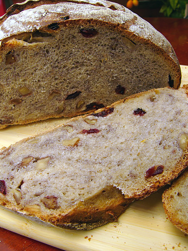 Ржаной хлеб на закваске с грецкими орехами и сушеной клюквой