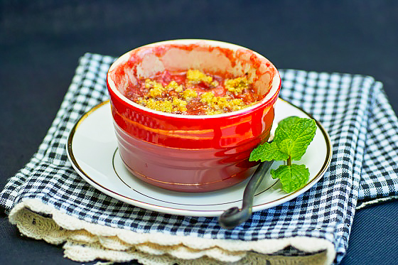 Крамбл с ревенем и клубникой