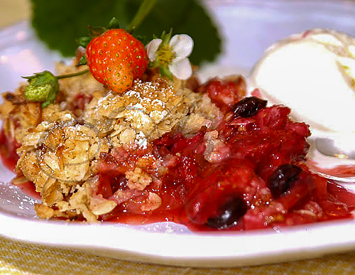 Крисп с ревенем и клубникой