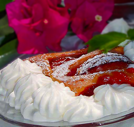 Сливовый пудинг со взбитыми сливками