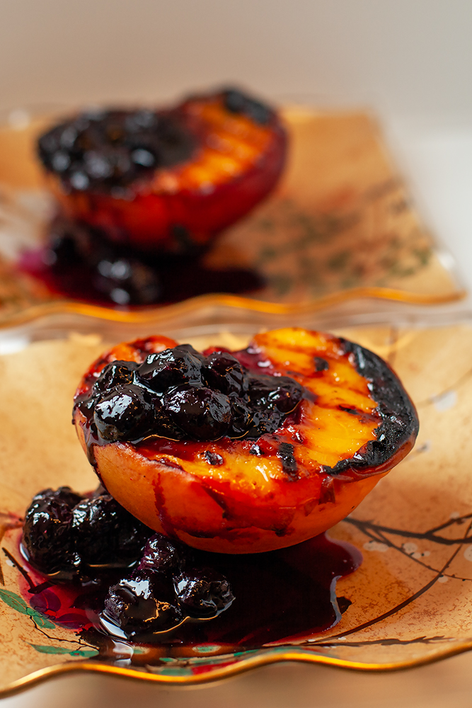 Персики на гриле с черничным соусом