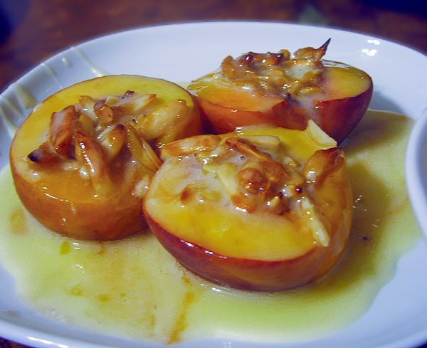 Персики, запеченные с миндалем и коричневым сахаром