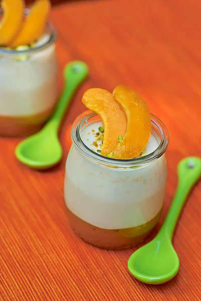 Панна котта с лавандой и запечёнными абрикосами