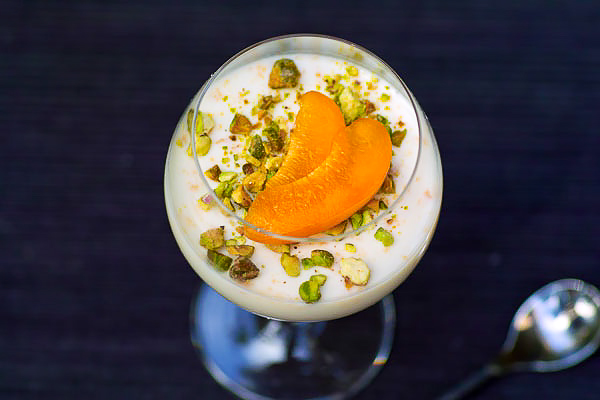 Панна котта с лавандой и запечёнными абрикосами