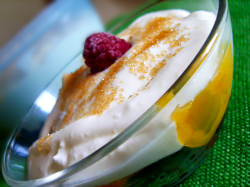 Фруктовый десерт со сливками и йогуртом