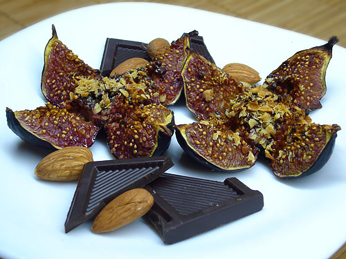 Инжир, фаршированный орехами и шоколадом