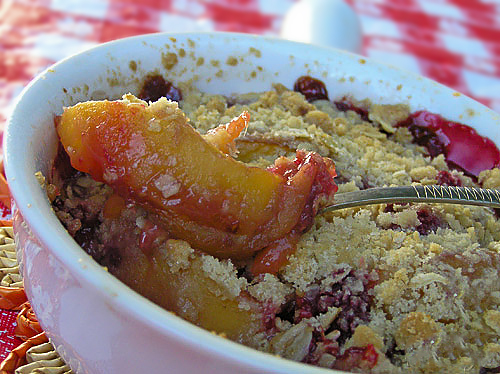 Крисп с персиками и малиной