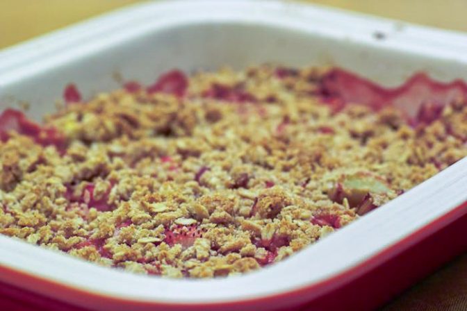 Крисп с ревенем и клубникой