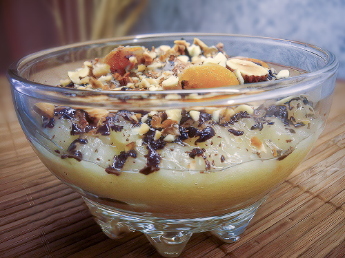 Теплый яблочный десерт с курагой и миндалем