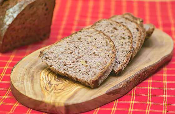 Ржаной xлеб на закваске с инжиром и орехами