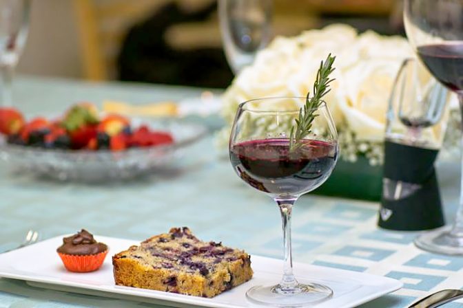 Черника в красном вине с розмарином