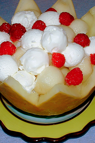 Дыня с мороженым и ликером